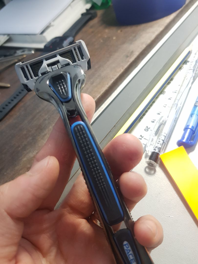Cạo khá êm, êm hơn Gillette Mach 3 mình đang sử dụng. Thiết kế dao cạo trông mạnh mẽ, xịn xò