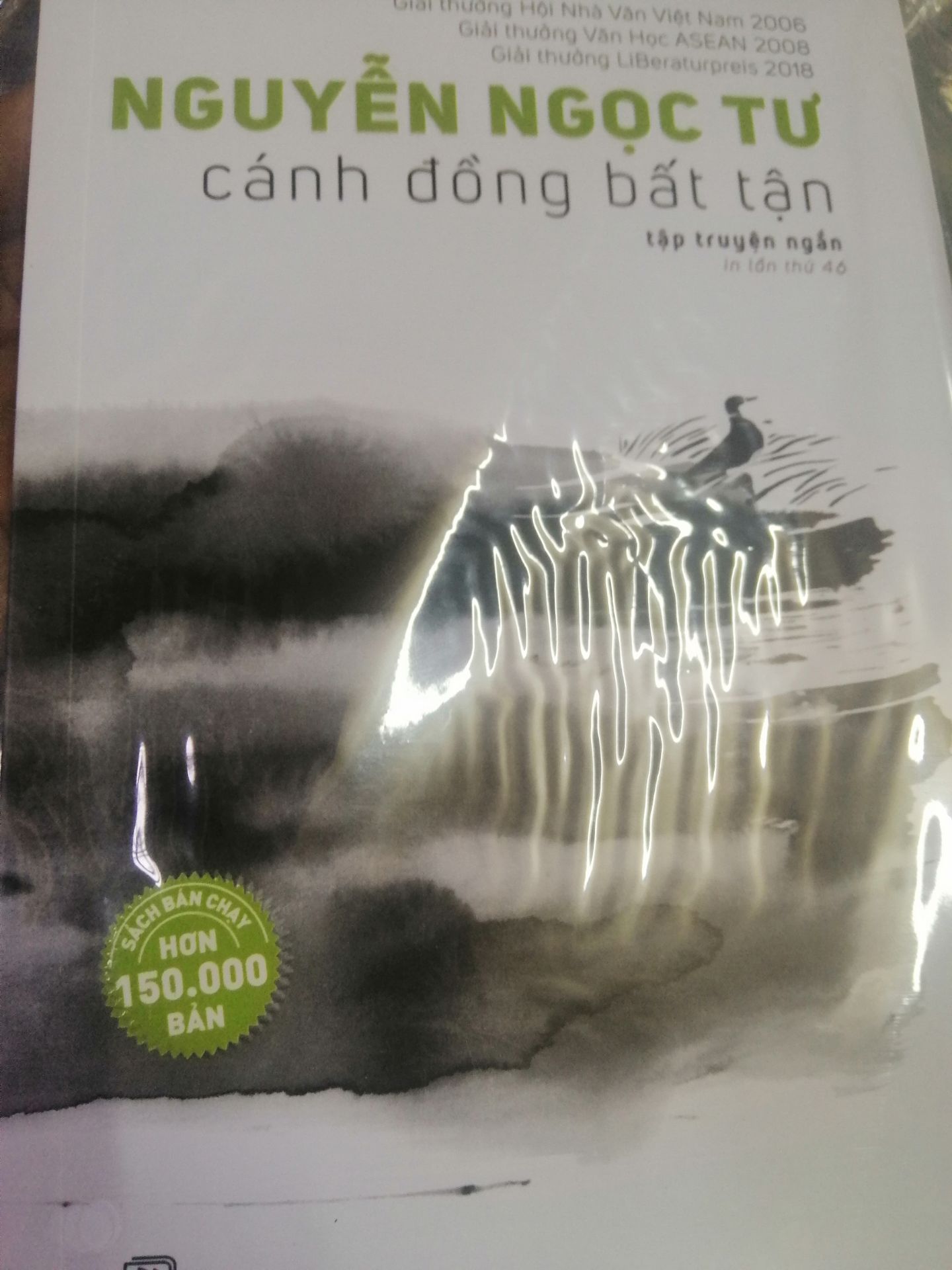 Sách có kèm theo bookmark, kích thước nhỏ gọn, ko bị trày xước khi giao. Giấy sách mịn, sờ vào rất thoải mái.

Về nội dung thì ko phải bàn bởi sách đoạt tận 3 giải. Tuy nhiên sách có dùng nhiều từ ngữ vùng miền nhưng lại chú thích rất ít nên trải nghiệm đọc bị giảm đi chút ít.