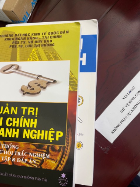 Đóng gói ẩu, góc sách bị quăn nhàu. Tệ.