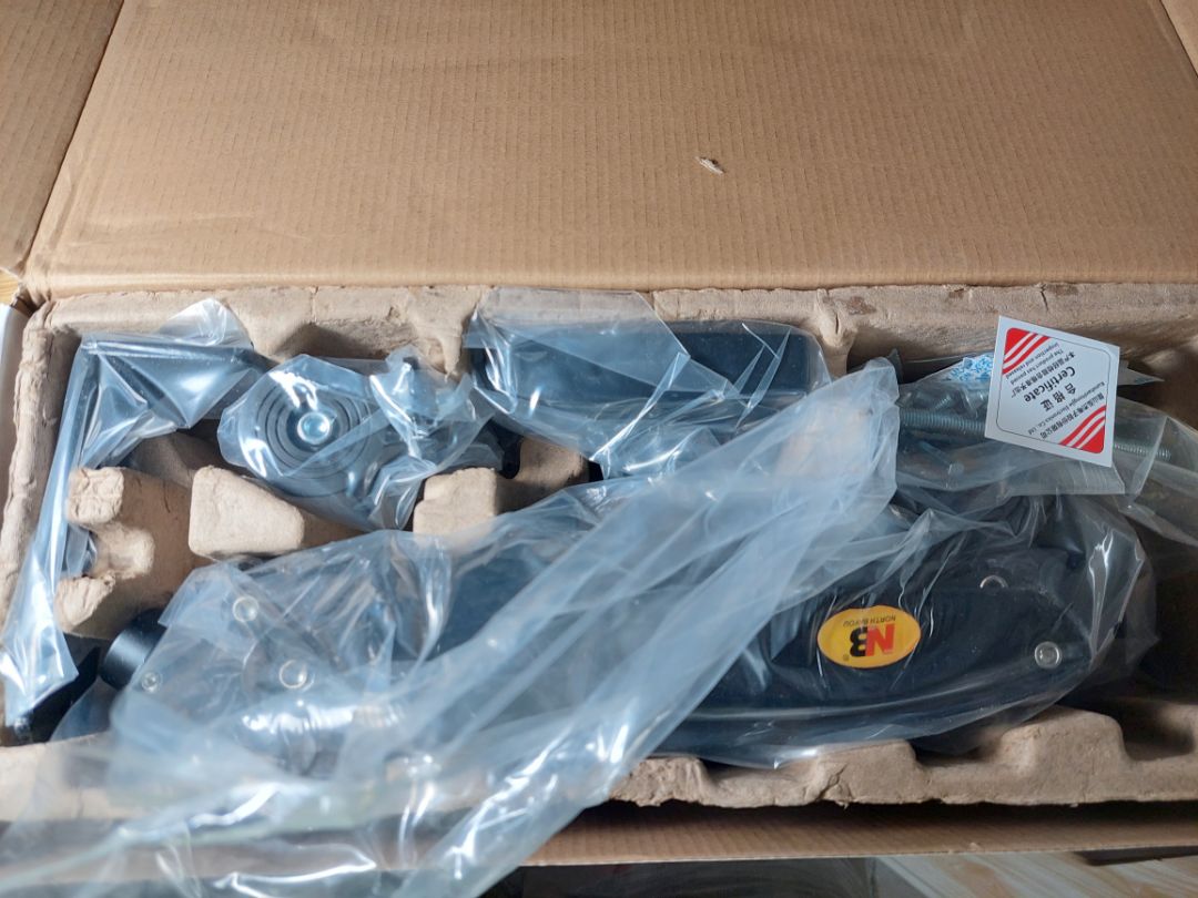 Giá rẻ so với các loại hàng tương tự. Sản phẩm chắc chắn. Tuy nhiên chỉ có thể nâng lên hạ xuống được duy nhất 2 vị trí, cao và thấp.