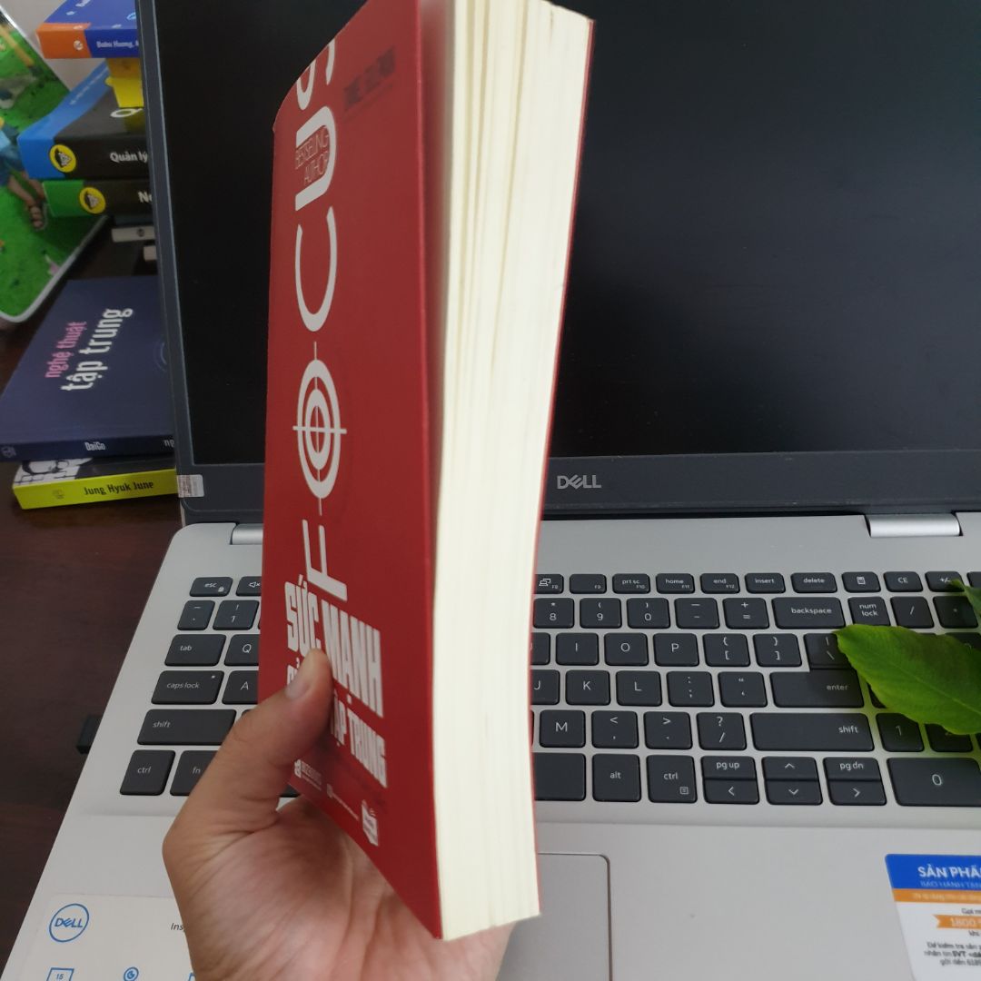 Cuốn sách hay nên đọc. Tác giả biết cuốn sách là tay bút gạo cội của New York Times về lĩnh vực tâm lý và khoa học. Cuốn sách được tổng hợp từ nhiều nguồn, đặc biệt là các nghiên cứu chuyên sâu về não bộ con người đã được công bố. Nêu bật lên giá trị to lớn của sự Tập trung đối với con người trên mọi lĩnh vực của đời sống. Qua đó soi chiếu những người thành công, những nhà lãnh đạo nổi tiếng về phong cách làm việc của họ.
Người đọc sẽ học được nhiều thứ để điều chỉnh bản thân. Định hướng lại mình, xem xét lại mục tiêu và tìm ra cách thức để đạt được mục tiêu trong tương lai gần. 
Sách viết dễ hiểu, dễ đọc, lôi cuốn.