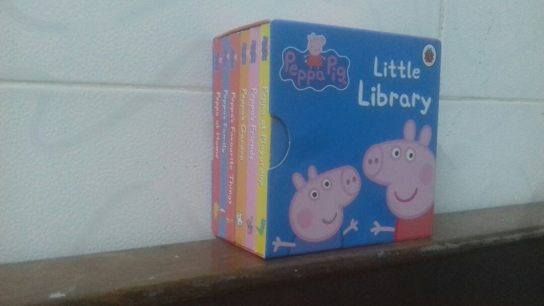 Bộ sách này vuông vức nhỏ nhắn, dễ mang theo khi đi cùng trẻ em. Sách không quá dày, gồm nhiều cuốn nhỏ, nội dung đơn giản, phù hợp để dạy các câu tiếng Anh đơn giản cho trẻ em. Còn về Tiki thì giao hơi lâu. Nhưng tổng thể chung là tốt.