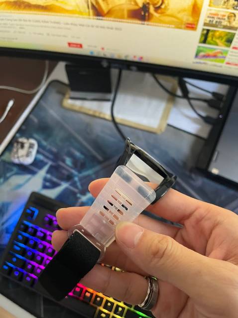 Đẹp lắm nhé 
Dây đeo chắc chắn 
Bị cận thì ra tiệm cắt thay mắt là ok nhé.
Mua 2 chiếc - tặng người yêu 1 cái đeo rõ xịn ạ! mình thì đeo đi đường cũng ổn, cản bụi rất tốt. dây thun đàn hồi tốt