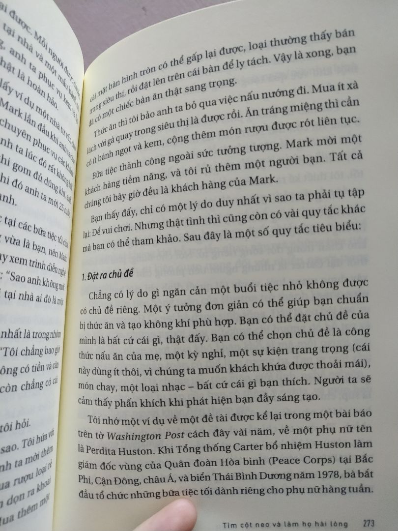 Sách hay, viết giống như 1 quyển truyện, có cả các ví dụ. Ngôn ngữ giản dị, dễ hiểu. Sách giúp tăng giá trị bản thân bằng cách mở rộng các mối quan hệ. Dịch vụ Tiki rất tốt. Đã mua được sách mới, giá rẻ rồi giao hàng lại còn siêu nhanh. Mở mắt ra anh giao hàng đã gọi rồi. Cảm ơn anh, cảm ơn tiki.