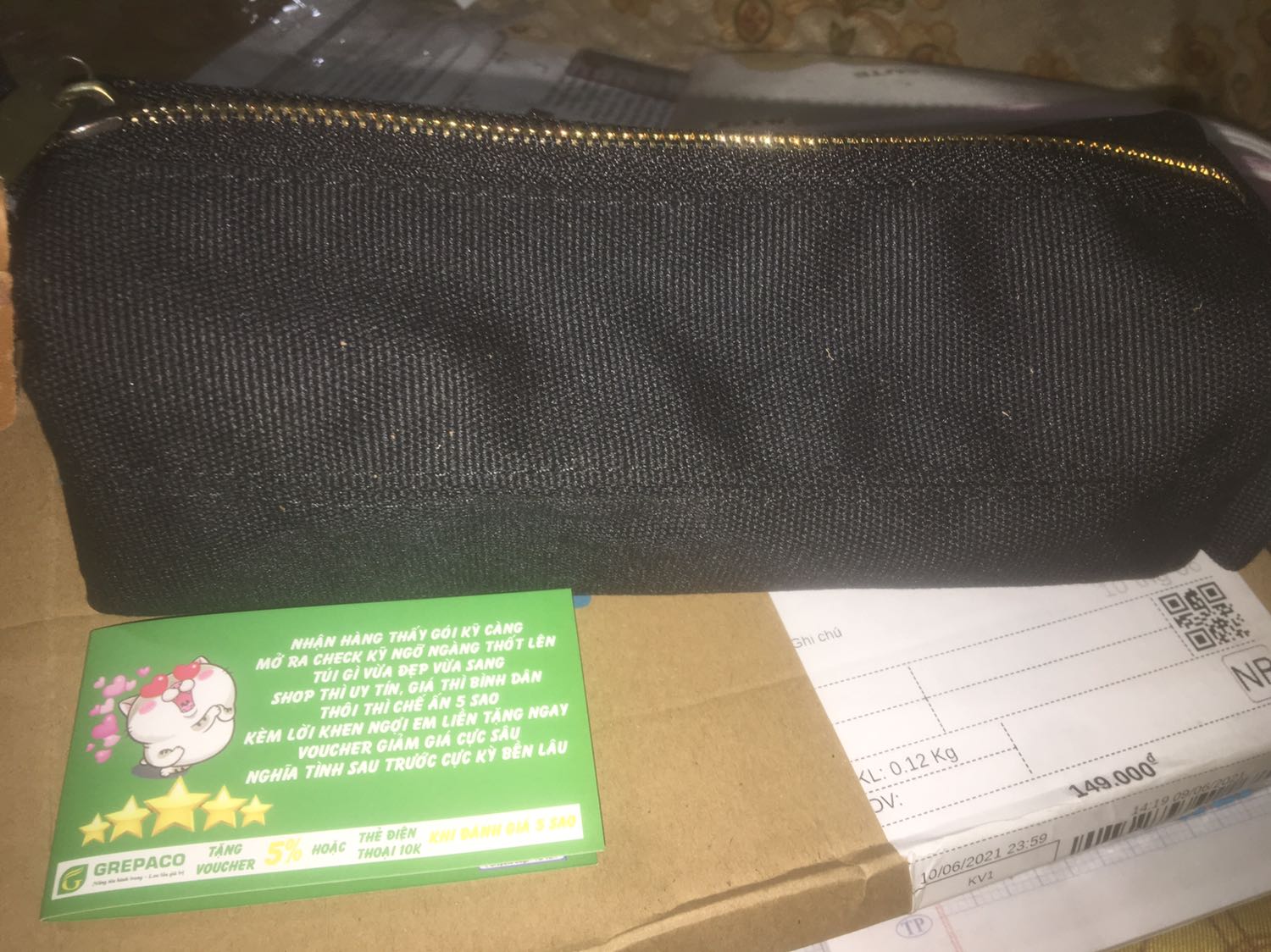 Đóng gói rất kĩ càng... Sản phẩm vải dày dặn đường may chắc chắn... Shop phục vụ rất dễ thương... Mua 2 lần rồi vẫn ưng như lần đầu... Sẽ ủng hộ shop tiếp??