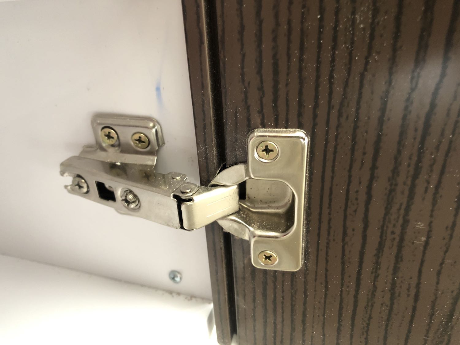 Giao hàng chậm, lại còn giao lộn size, mình vác cái tủ lên lầu rồi mới biết nhầm. 
Mình báo Tiki đổi hàng, Tiki phản hồi nhanh nhưng nhà cung cấp thì mãi 1 tuần sau mới đổi. Đến khi đổi hàng thì chiều dài chỉ có 94cm, ko phải 98cm như mô tả, nhưng đã quá mệt mỏi và thấy tội bác ship hàng quá nên mình nhận luôn.
Tủ có hai lớp nhựa rất mỏng, nên các chỗ bắt ốc vít rất dễ bị long ra và ko siết lại được (vì quá mỏng). Cửa tủ mình mở có vài lần mà đã muốn bung 1 bên. Tủ này mình mua với giá giảm còn 899k mình đã thấy đắt vì nó ko đáng với giá trị bỏ ra (ko biết dùng được mấy hôm thì bung cửa còn lại) còn ai mua với giá gốc 2tr thì chắc về sẽ tiếc tiền lắm.
Cho 2* vì Tiki đã hỗ trợ nhanh, còn chất lượng cái tủ và dịch vụ của nhà cung cấp so với giá trị thì chỉ đáng 1*