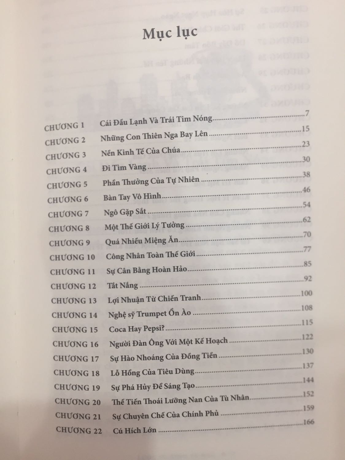 Mình đọc bình luận trên Goodread thì đây là cuốn sách kinh tế cơ bản dành cho trẻ nhỏ/thiếu niên nên mình đã quyết định mua. Nhưng nhìn chung thì đọc phải nghiền ngẫm nhiều lần, đọc đi đọc lại vì để tránh quên các sự kiện, tư tưởng. Tác giả giải thích khá cụ thể, sau khi mình đọc thì cũng đã năm được tương đối lịch sử hình thế nền kinh tế như hiện nay, từ khi đối mặt đến sự khám hiếm rồi đến các chủ nghĩa trọng thương/nông,.... Sách gồm 40 chương nên bao hàm khá nhiều kiến thức. 
=> Rất thích hợp cho người chưa biết rõ về kinh tế.
