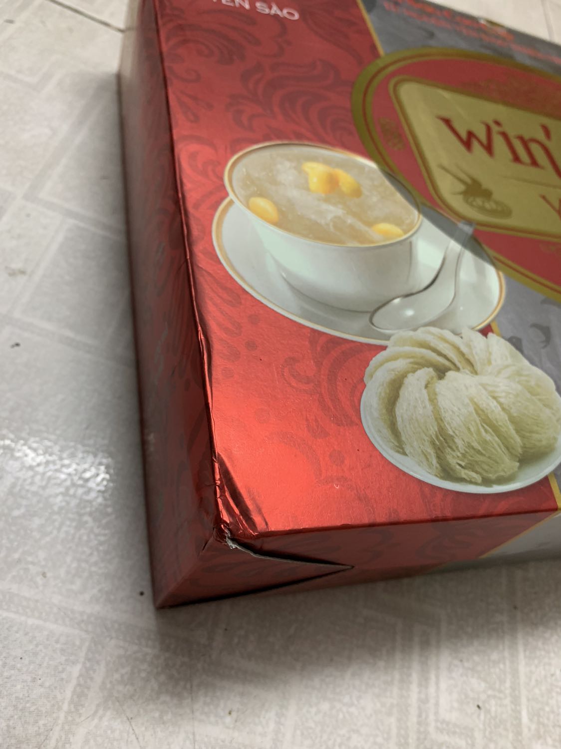 Rất thất vọng
Hộp thì móp méo lung tung, tem thì đã được bóc ra và trầy xước. Cái này tính đặt tặng quà mà thấy cảnh này chăc phải ra mua cái khác quá, thậm chí còn không tặng túi sách để tặng quà...