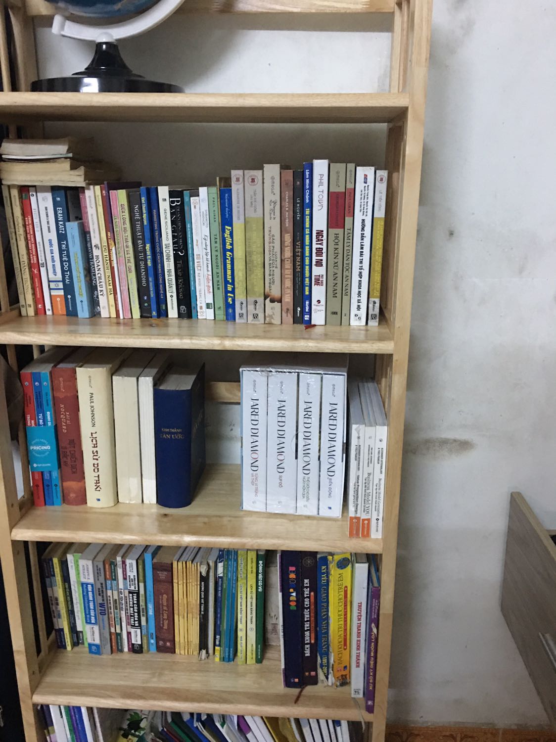 Sản phẩm mua về thiết kế đẹp, chắc chắn, có dụng cụ để vặn ốc vít các thứ. Để sách nhiều và nặng mà vẫn không bị gãy.