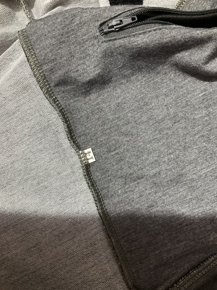 Hàng giả nhe.áo xanh đen mình mua lúc trước có tem goking.áo xám đậm mua của shop không có tem nhe.hàng giả nhe mọi người.địa chỉ shop gởi hàng ở q12 .