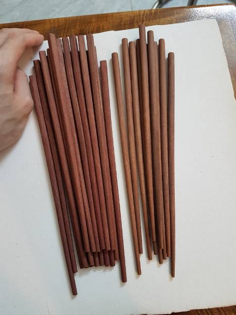 Ưu điểm:         mộc, không phủ sơn hóa chất 
Nhược điểm: đũa quá nhọn, nhỏ, mỏng nên không đủ chắc chắn