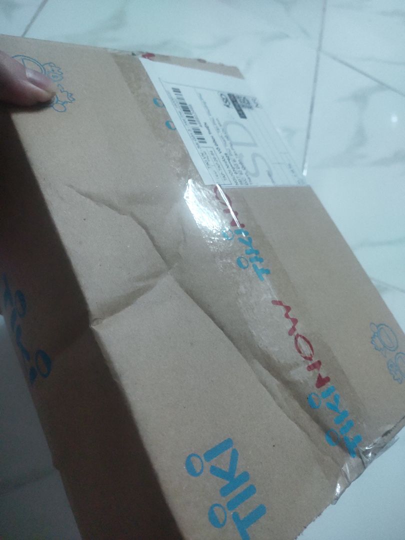 Bình đẹp ko trầy xước, khả năng giữ nhiệt để dùng một thời gian nữa xem sao. Điểm trừ là nhà bán gói hàng quá sơ sài, không chắc chắn. Nếu shipper mà ko cẩn thận thì bình sẽ dễ bị móp méo do va đập. Mong nhà bán cải thiện khâu đóng gói sản phẩm trước khi giao cho khách