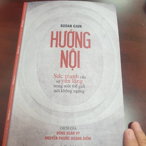 Tác giả phân tích những cá tính trái ngược nhau giữa người có tính Hướng Nội và Hướng Ngoại. Trong đó nêu cả những tấm gương hướng nội thành công và có tiếng tăm trong lịch sử. Từ đó khuyên người đọc nên phát triển bản thân thế nào.