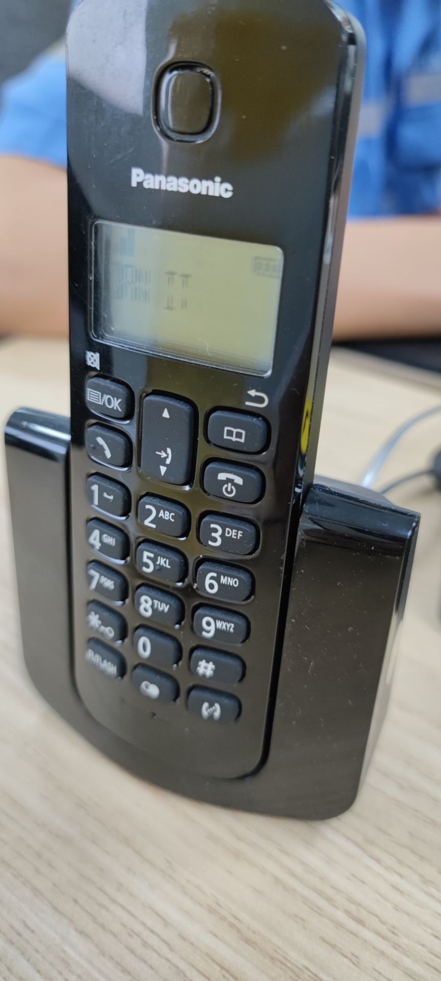 Shop giao hàng nhanh chóng, hỗ trợ nhiệt tình.  Hàng đóng gói chắc chắn, nghe gọi chất lượng. Dùng pin sạc, sạc nhanh, dễ sử dụng