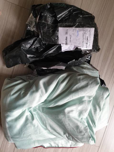 Tệ, đặt hộp tỳ tay cho xe ô tô Rush mà lại giao 1 tấm mềm 😡. Không hiểu nổi luôn. Đang đề nghị đổi lại đúng sản phẩm đã đặt