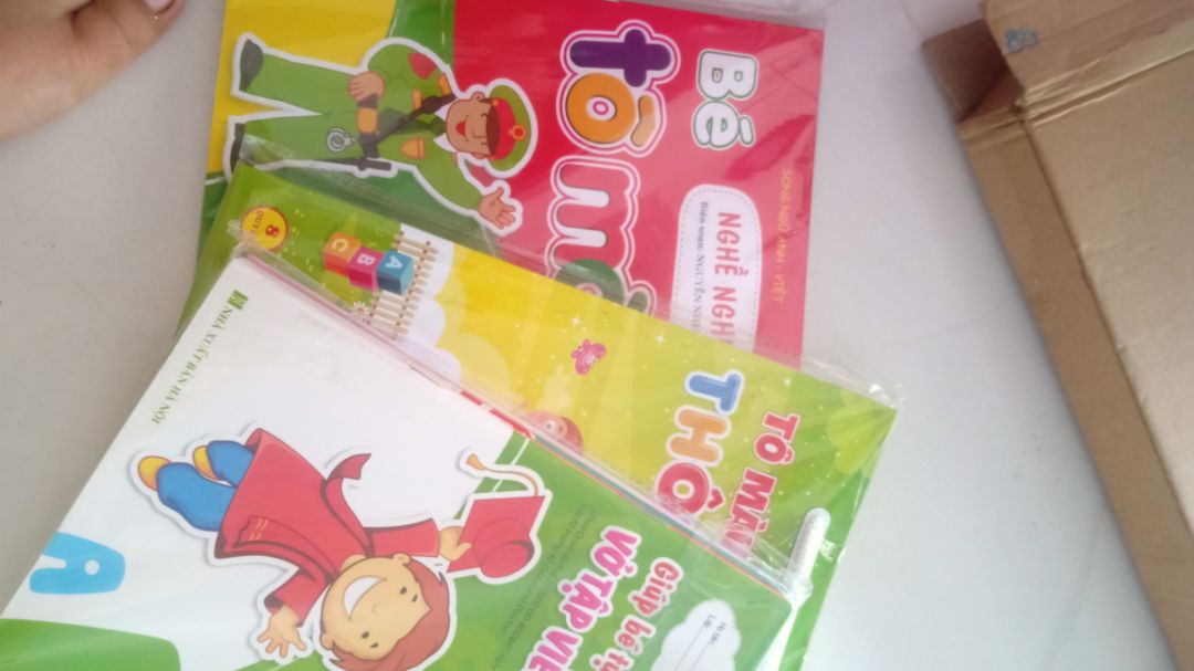 mua về cho bé 3 tuổi tập tô ở nhà. đóng gói tốt. giao hàng nhanh. ok trong tầm giá