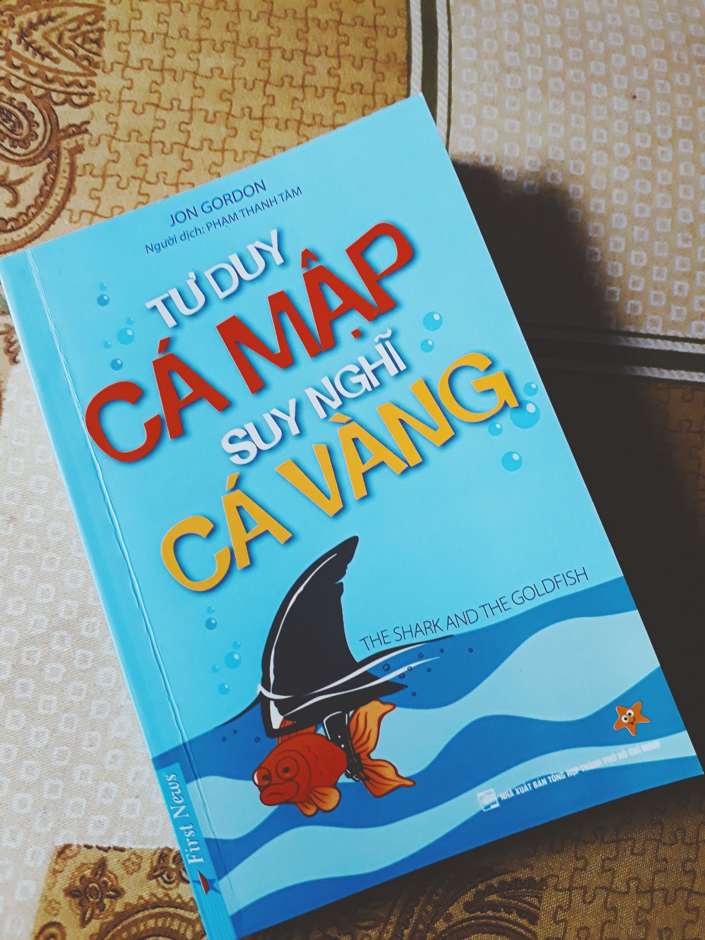 sách nhỏ gọn, là câu chuyện ngắn về chú cá vàng không may bị đưa đẩy ra biển khơi và nhận được sự giúp đỡ, dạy bảo của 1 chú cá mập tốt bụng.Qua đó truyền tải những thông điệp sâu sắc đến người đọc, để lại bài học về cuộc sống,cái tình trong xã hội ...
