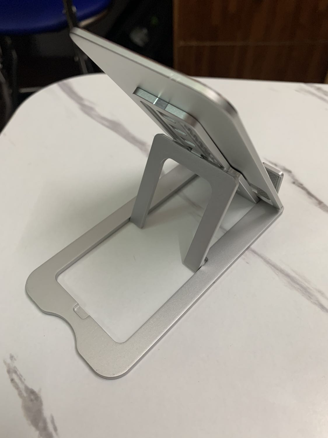 Thiết kế rất thông minh, siêu gọn nhẹ nhưng cũng khá chắc, cân được cả ipad pro 12.9 inch của mình. Rất đáng mua!