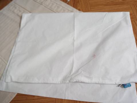 Chỉ là 1 túi vải mỏng có khoá kéo chứ không có lớp chần. Vải mỏng lại xột xoạt, chỉ có 50% cotton. Giá bán đắt so với nguyên liệu của sản phẩm dù đã đề giảm giá