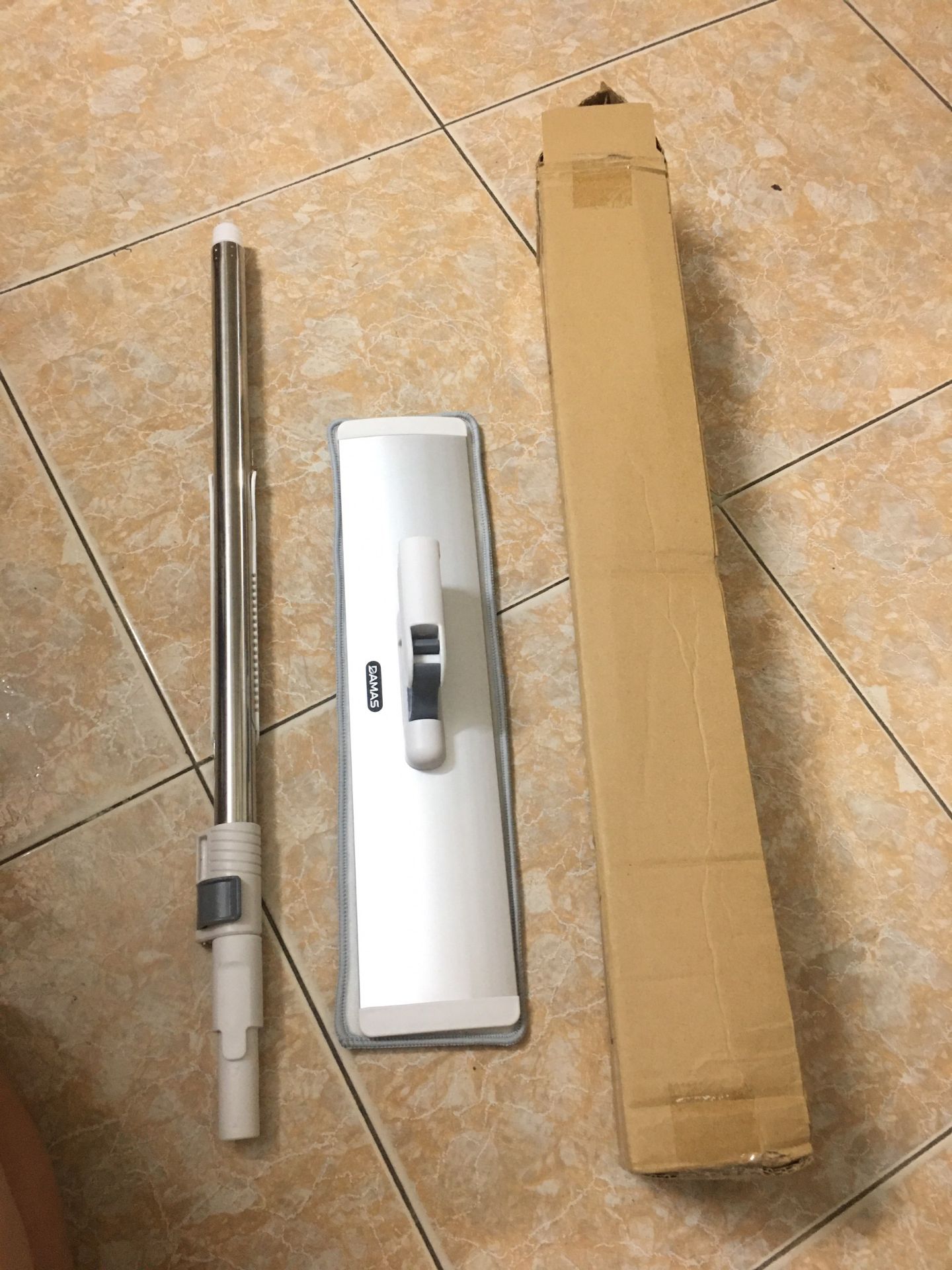 Cuối cùng cũng mua hàng onl được 1 lần ưng ý huhu, em sen dọn nhà của mình đây rồi. Giao hàng khá nhanh, đặt hôm trước hôm sau là tới liền, hàng đúng như mô tả nhé mn. Cây làm bằng chất liệu kim loại nên cực chắc chắn không ọp ẹp như  mấy cái cây mấy chục, tiền nào của nấy thôi haa. Bản lau rộng to nên lượn 2 vèo là sạch banh nhà, bông lau mềm mịn k bị bết, đầu xoay 360 độ lau được cả góc ngách các thử, nhược điểm là hổng thấy tặng kèm thêm miếng lau nào cả ^^