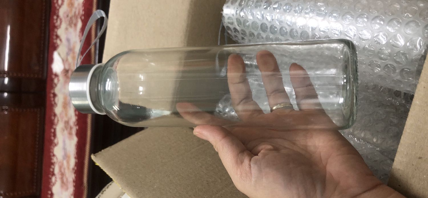 Giao hàng nhanh chỉ 1 ngày, đóng gói cẩn thận và không bị vỡ. Nhà mình thích dùng hàng thủy tinh vì tốt cho sức khỏe. Giá cả rất tốt. Mình cực kì hài lòng.