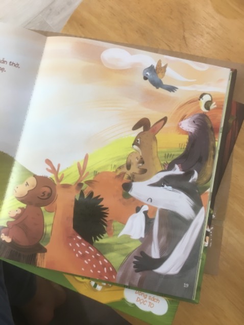 Vừa nhận sách và rất ưng ạ, cảm ơn shop, cháu nhà mình thích lắm.
Đóng gói chắc chắn, sách bìa cứng đẹp ghê lun, màu sắc cũng rõ ràng sắc nét, nội dung sách nhân văn và dễ thương lắm.
Đang đợt dịch mà mình đặt 2 ngày đã có hàng rui 🥰 
Sẽ ủng hộ shop dài dài ạ