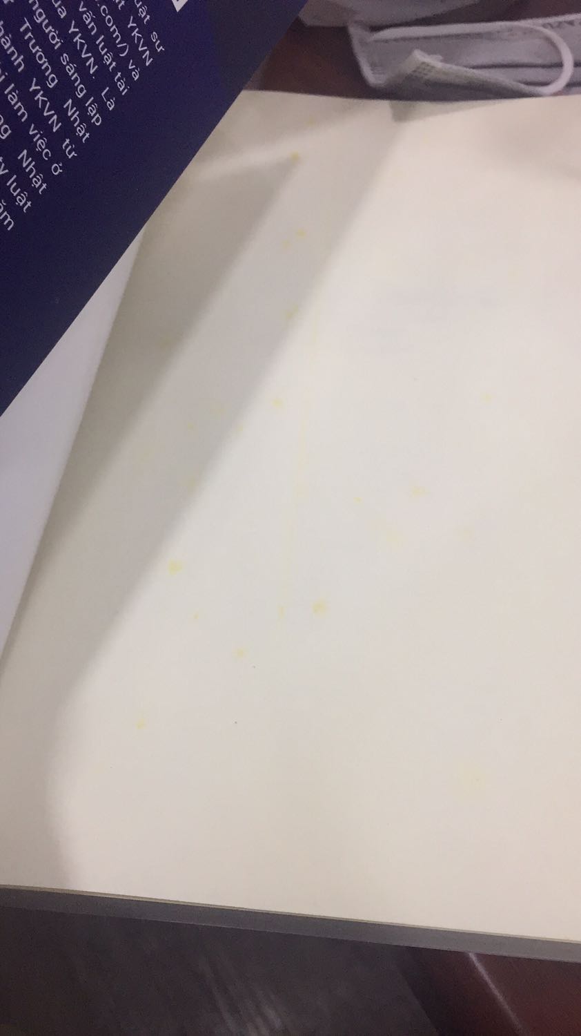 Đối với việc bỏ ra 300k mua cuốn sách mà nhận được một cuốn ố vàng như vậy thì kh thể chấp nhận ? Mong tiki có thể đổi cho tôi một cuốn sách có chất lượng hơn