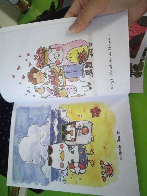 Đợi thời gian xử lý lâu chút thôi chứ giao hàng thì nhanh. Đóng gói thì ở mức ổn. Sách mk nhận đc đẹp, đúng phân loại, poscard siu đẹppppp, sách dày dặn, cầm rất nặng tay 😆❤️❤️❤️