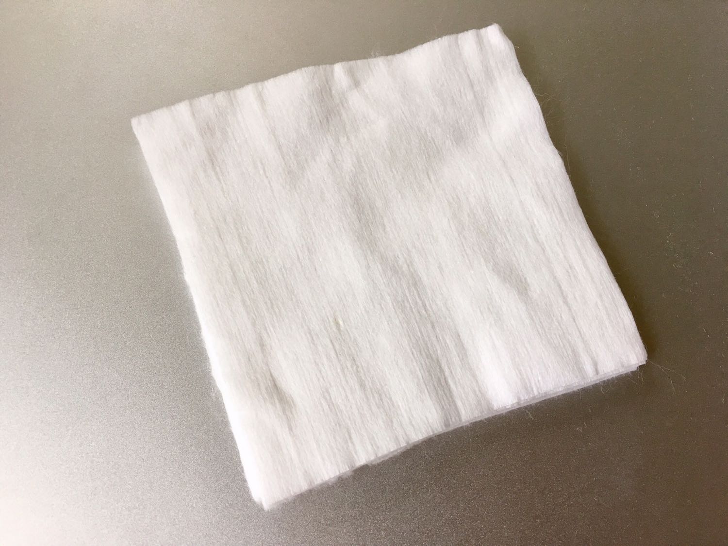 Mình nghĩ là bề mặt sợi sẽ mỏng nhưng nhận hàng thì thấy dày dặn, rất êm ái. Khi khô sợi bông có vương vương ra ngoài chứ ko sát hẳn vào bề mặt bông nhưng lau thử trên mặt khi khô thì sợi bông ko hề dính vào da. Lau khi ướt thì rất êm, mềm nên dùng cho trẻ sơ sinh rất oki. 

Nhìn chung là hài lòng. Giao hàng nhanh hơn dự kiến 2 ngày. Chỉ có 1 điểm trừ là gói hàng quấn túi nilon nhiều quá, mà mình thì đang hướng đến hạn chế sử dụng túi nilon.