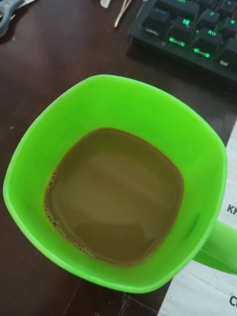 không nên mua. phí tiền. ra nước cf y như cf phin thôi. 
máy dù đã tắt nhưng nếu vẫn cắm điện thì vẫn bị nóng. máy ép quá nhanh cf chưa kịp ủ, xịt ra cf lạt như nước ốc.
nên mua luôn cái máy 10 triệu mà xài.