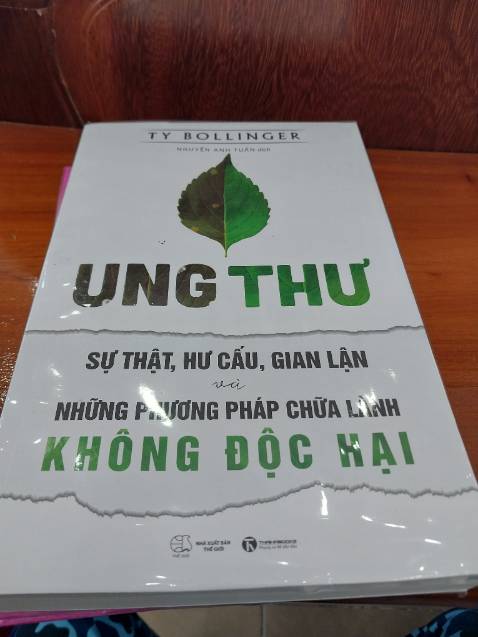 Sách hay mà mọi người nên đọc. Dù cho bạn bị ung thư, hay mắc bệnh mạn tính, thậm chí ban đang chưa mắc bệnh gì. Mình đã định mua trực tiếp ở nhà sách, nhưng nhớ ra Tiki, nên mua được rẻ hơn. Rất ưng ý.