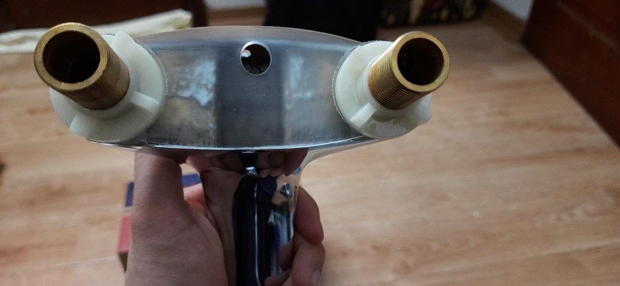 Phụ kiện đi kèm vượt mong đợi, rất đầy đủ. Lớp mạ trên phần cần gạt có hơi lỗi chút, bị sùi nhẹ, hy vọng quá trình dung không bị bong tróc.