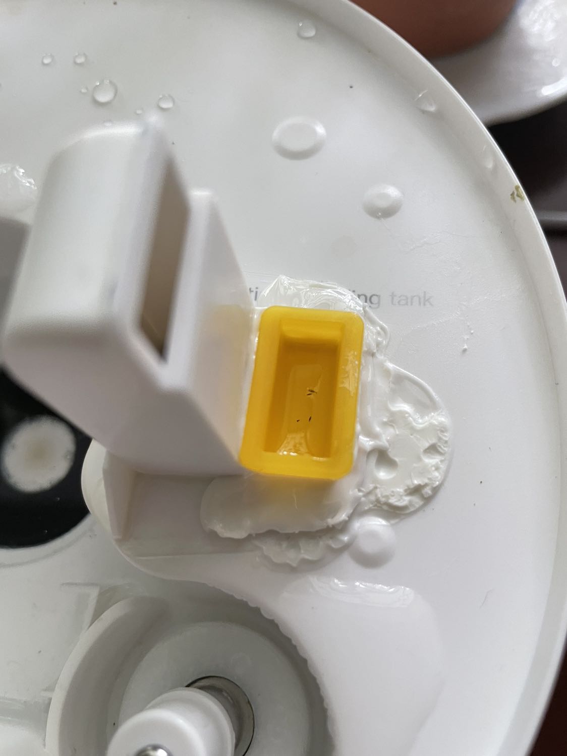 Mình mua 2 máy nhưng có 1 máy bị như này, mà càng ngày nó càng nặng hơn vì nhựa bị chảy ra ko nâng phần chứa nước lên được Mình mua 2 máy nhưng có 1 máy bị như này, mà càng ngày nó càng nặng hơn vì nhựa bị chảy ra ko nâng phần chứa nước lên được