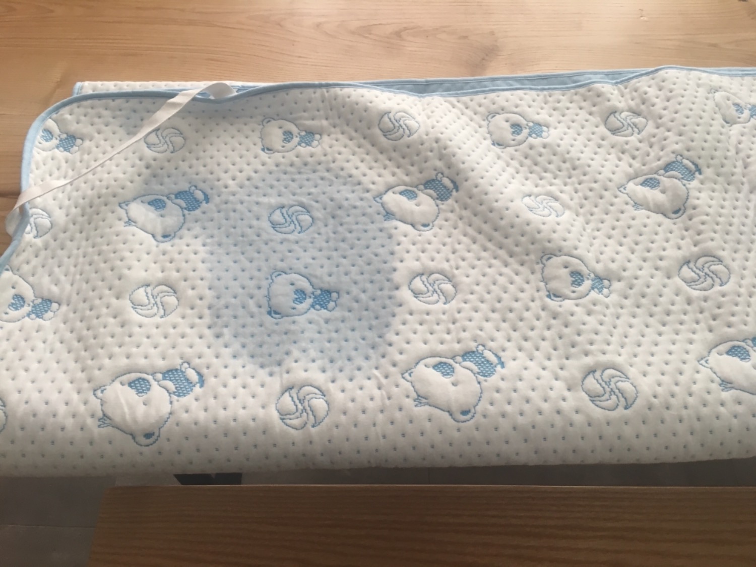 Mình thấy tốt hơn mấy loại ga chống thấm khác (ga khác thường là cotton/polyester nên bé tè dầm vẫn xuống nệm). Loại này mình đổ cả bát nước mà chỉ mặt trên ướt, mặt dưới vẫn khô. Nó mỏng nữa, nằm sẽ mát hơn. Ủng hộ hàng VN chất lượng cao :)