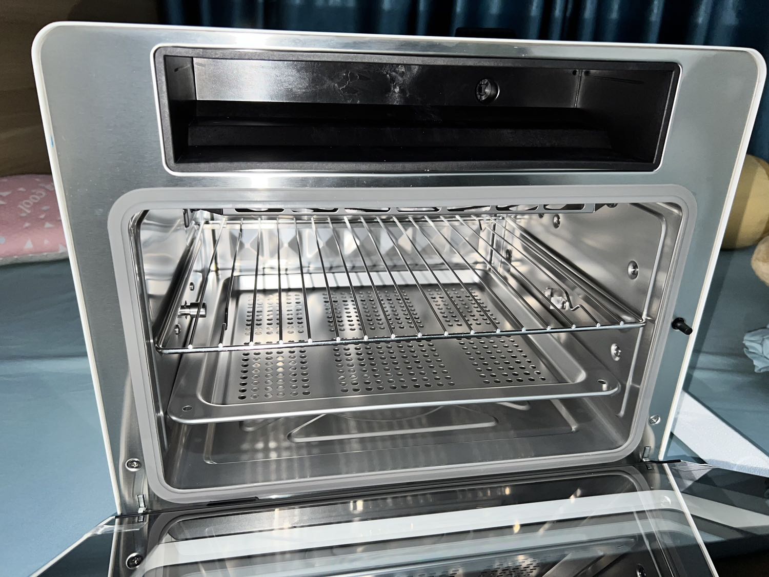 Mình sẽ đánh giá thêm sau khi dùng 1 thời gian nữa, ấn tượng đầu là đẹp và sang, mình lựa chọn nồi s100 của 2good vì nhà bạn mình dùng 2god s20 nấu rất ngon và nhìn nồi cũng chất lượng, con s100 này có hấp nên giá cao hơn hẳn nhưng gần tết nên cũng đầu tư.
1 phần vì thấy duy nhất nồi chiên hơi nước của 2good có lồng đảo và xiên quay gà thôi nên chốt luôn