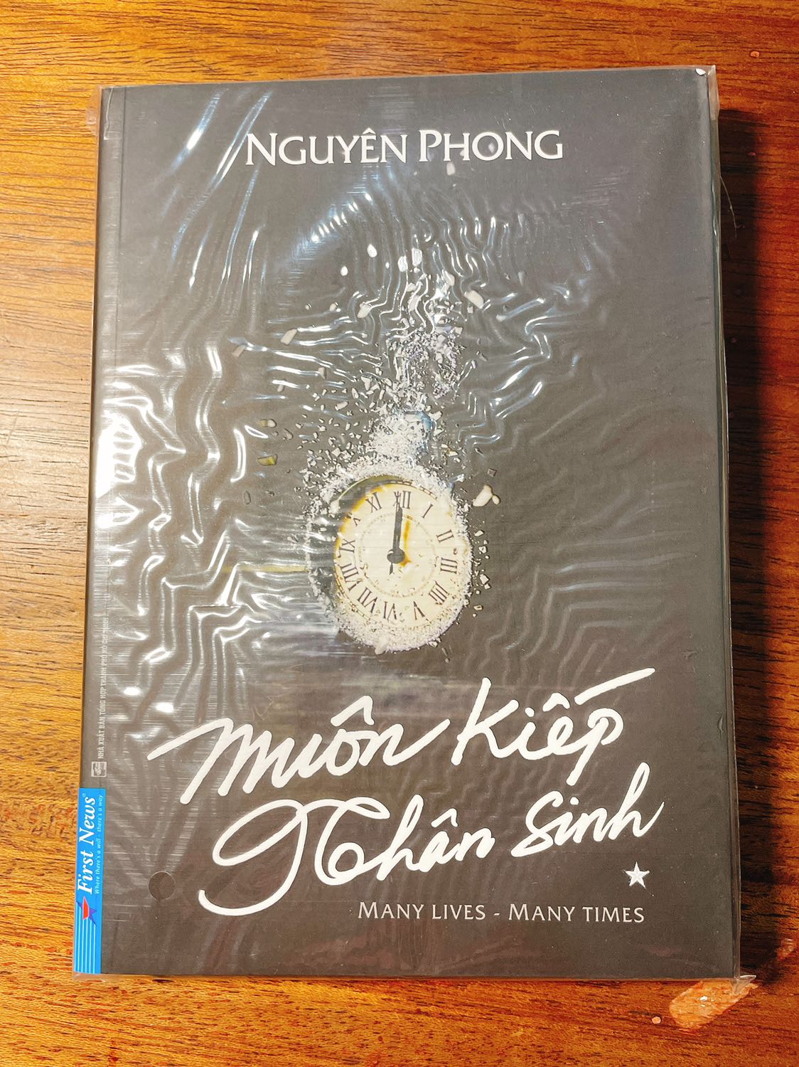 So với những quyển đã đặt mấy hôm trước thì quyển này tuy được thêm 1 lớp vỏ nhựa bên ngoài nhưng góc sách bị cấn và bong chắc do vận chuyển, chứ không được nguyên vẹn như mấy quyển kia. Hy vọng có thể nhận được quyển sách nguyên vẹn hơn. Còn lại thì ok hết