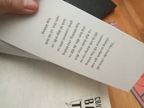 Sách về khá đẹp, nhưng bị vệt xám gần gáy sách và cái màng bọc trông kì kh khác gì màng bọc thực phẩm =)) hàng giao nhanh, ổn đẹp nha.