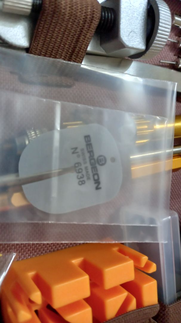 Shop giao hàng nhanh, sản phẩm chất lượng, thấy chắc chắn. Hàng chất lượng. Mình đặt thêm bộ dụng cụ tháo kim đồng hồ tuy nhiên liệu vào sản phẩm phải chọn theo 3 yêu cầu nên bị nhầm chỉ có tấm bảo vệ mặt đồng hồ nà không đặt bộ nhổ kim. Đây là lỗi của mình, sẽ đặt hàng lại.