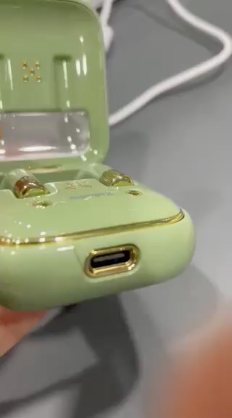 Vừa mới nhận được hàng, sau 30 phút cắm sạc thì nhìn lại thấy vỏ củ sạc tai nghe có vết nứt như hình. Vừa mới cực kỳ hài lòng với ngoại hình của sản phẩm xong đã có 1 bàng hoàng đến giật mình. Vết nứt xuất hiện khi mình chưa kịp tháo dây sạc ra nữa. 
Thiết kế rất đẹp mắt, chất lượng tai nghe cũng ổn với mức giá, nhưng chất liệu quá dở, chưa kịp sử dụng được gì hết trơn đã nứt như vầy rồi, mong nhà cung cấp và Tiki cho ý kiến về trường hợp này.