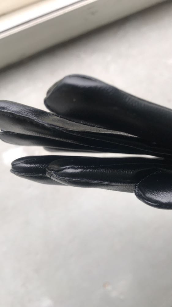 Găng tay da quá chất luôn. Chắc chắn, độ co giãn cao. Lớp nhung lông bên trong tạo cảm giác đeo bó sát từng ngón, rất ấm vào không có cám giác bị vướng bỏi các mép da thừa. Dùng quá là ok luôn. Sản phẩm đáng mua.