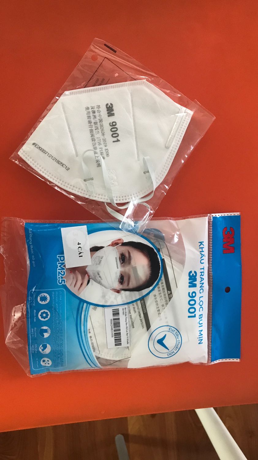 Sản phẩm giá tốt nhưng khi đeo vào có mùi cao su hơi khó chịu. Không biết một thời gian có bay mùi này không . 
Phụ nữ đeo vừa, mặt nam to đeo có thể chật !