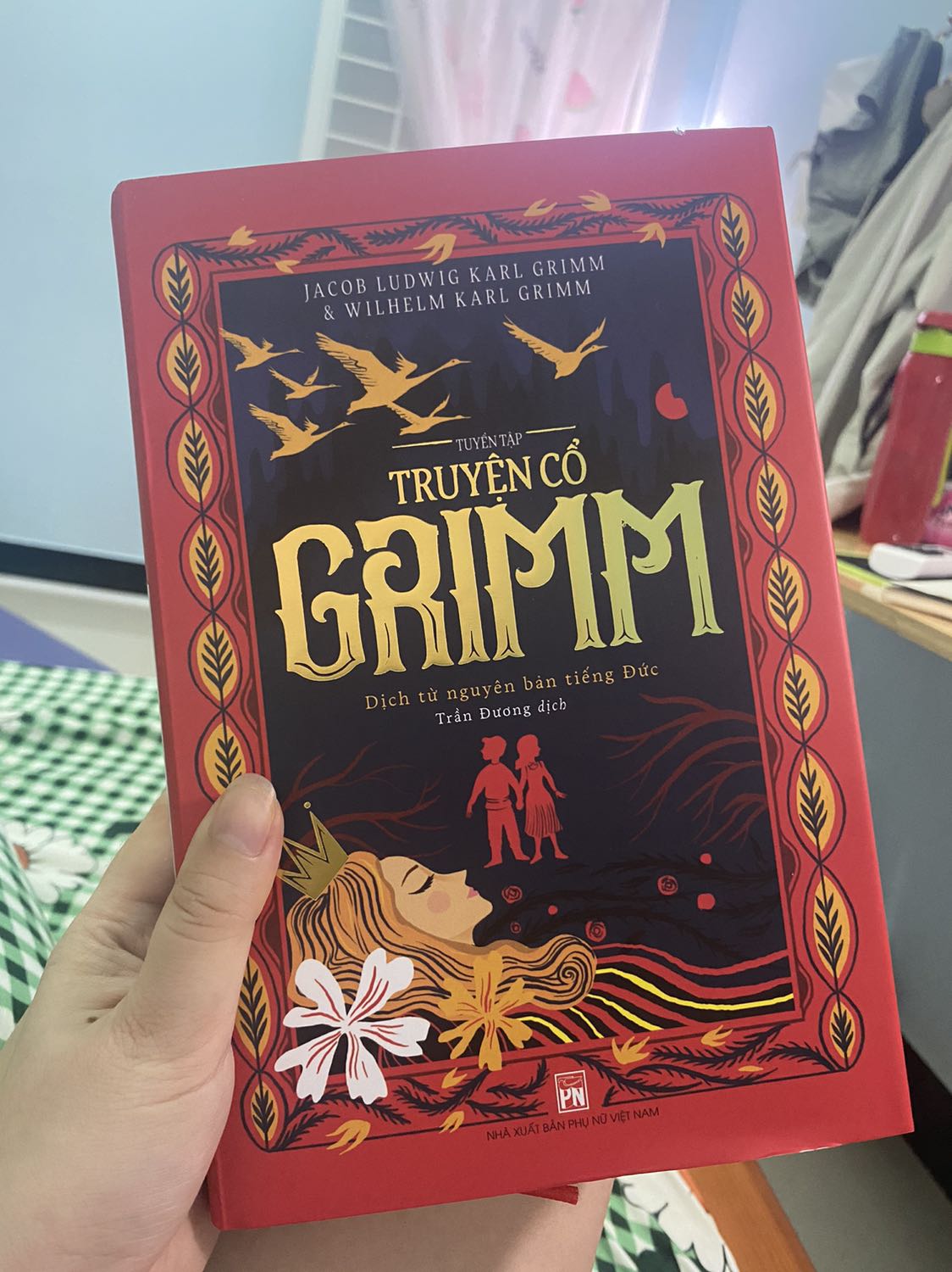 Có seal bọc sách, bìa cứng xịn sò. Nhưng saác ko có ảnh minh hoạ nha