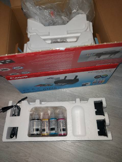 Giao hàng nhanh, nguyên thùng có tem bảo hành. Đã khui và sử dụng, đầy đủ phụ kiện, mực....máy in màu đẹp. Không biết mực mắc hay rẻ.