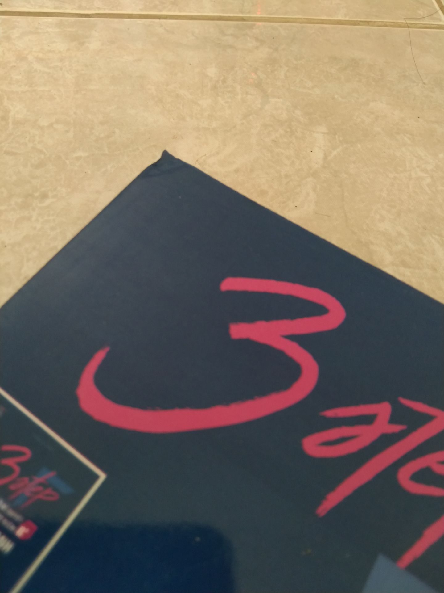 lần đầu tiên mua trên tiki mà thất vọng vậy, gáy sách siêu bẩn như nhúng bùn, góc sách thì móp, vỏ hộp đóng gói chắc chắn, không bị hư hại nên chắc chắn là do bên shop chứ không phải do giao hàng