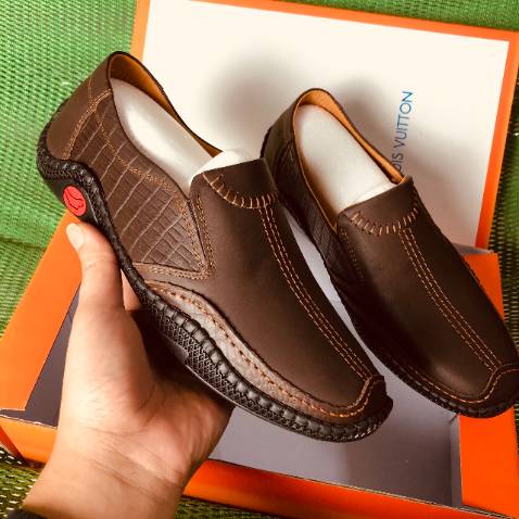 Nhận hàng cho xem xem hàng nên khá an tâm hàng rất đẹp sản phẩm da bò nên ae cứ an tâm mua thoiook cho shop 5 sao