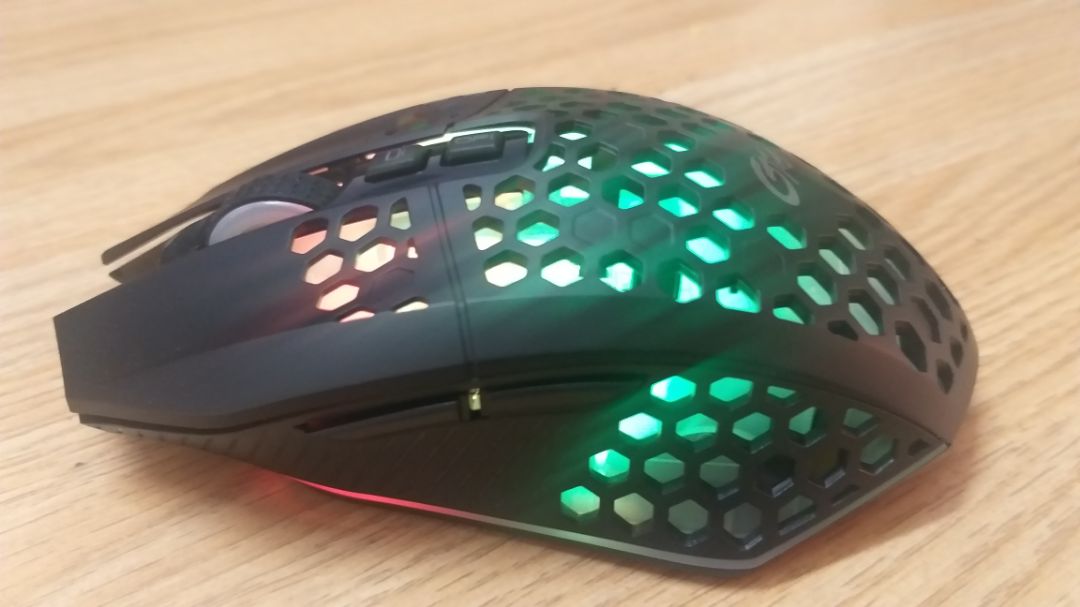 Chuột mẫu mã đẹp, chức năng ok, click rất êm, nói chung là tôi rất thích, cầm rất sướng tay. Tuy nhiên vô tình cầm lên lắc nhẹ nhẹ thấy nó kêu rột rột bên trong, không biết có rớt linh kiện gì ra không. Mình nghĩ có khi là do vận chuyển thôi. Nếu được đề nghị cho tôi đổi con khác. Vẫn đánh giá shop 5 sao. Chuột mẫu mã đẹp, chức năng ok, click rất êm, nói chung là tôi rất thích, cầm rất sướng tay. Tuy nhiên vô tình cầm lên lắc nhẹ nhẹ thấy nó kêu rột rột bên trong, không biết có rớt linh kiện gì ra không. Mình nghĩ có khi là do vận chuyển thôi. Nếu được đề nghị cho tôi đổi con khác. Vẫn đánh giá shop 5 sao.