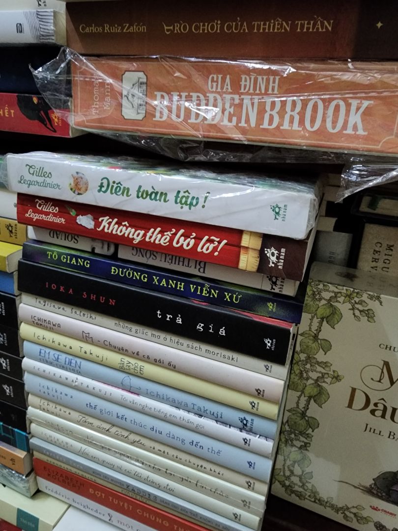 Mình mua 2 cuốn trong 2 đợt sale khác nhau. Vô tình về xếp lên kệ lại thấy cùng tác giả. Không biết có thiếu cuốn nào không ?