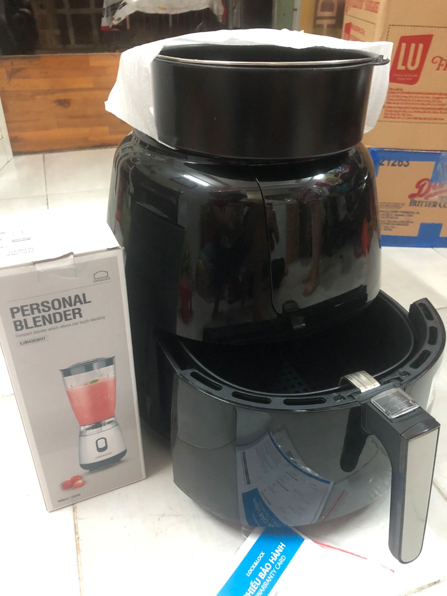 Rất hài lòng.sp đẹp .dao hàng nhanh.đăc biệt giảm được lượng dầu mở hơn nhiều so với cách xào nấu  truyền thống. Để đảm bảo sk con người mình khuyên mọi ng nên tập làm quen và sư dụng pphap này. Trong những lần sư dụng chưa quen chúng ta thường hay bị cháy như sườn nướng hay củ quả vv..là do mình sử dụng nhiệt cao và tgian chiên trên 10p thì dể bi cháy thưc ăn.theo đó khi sdung chưa quen.chúng ta chiên ơ nhiệt độ thấp 140c +t gian ngắn và cứ chiện lặp lại ít lần là thức ăn rất ngon.xin cảm ơn mn