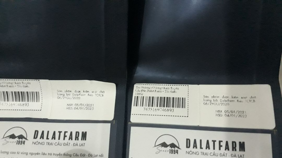 Mình mua về làm quà nhưng khi nhận được hàng thì bao bì đã cũ và trầy, nhìn dơ dơ, tem hạn sử dụng thì là tem dán chứ ko in trực tiếp, và còn là 2 lớp tem đè lên nhau. Rất không hài lòng về lần giao hàng này của tiki. Lúc đặt hàng đã bấm mã giảm giá ship nhưng cuối cùng nhận hàng vẫn có phí ship 22k/đơn.