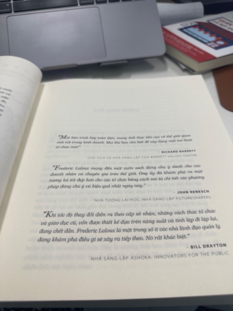 Mình hơi buồn vì bản này không hề có màu sắc như bản đầu tiên. Sách toàn bộ là chữ, mình mong đợi giấy và chất liệu như bản cũ nhưng không phải.